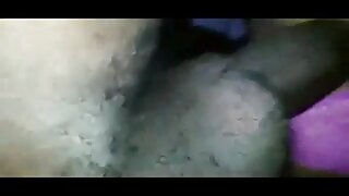 Dve dekleti sesajo velik tiča