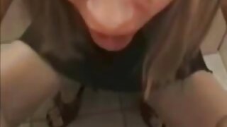 Blondinka s kratkimi lasmi masturbira