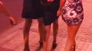 Blondinka v nogavicah vrta svojo piko