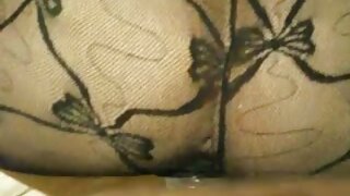 Črna piščanec masira svojo mokro muco