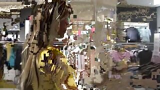 Rjavolaska trese svojo ljubko rit