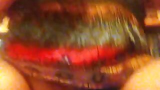 Precej rjavolaska žena sesa moža tiča v kuhinjski hiši, ko starši spijo