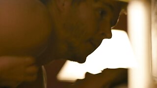 Prsata ženska parada svoje velike joške