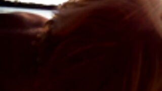 Blondinka prejme velik tič