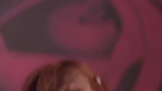 Eksotična punca se poigrava s svojo brizgano muco