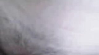 Dve dekleti se tuširata