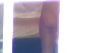 Rjavolaska z majhnimi joški sedi na dildu