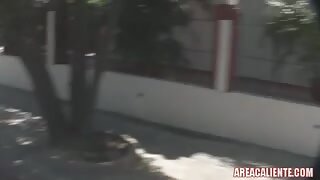 Slutty babe dobi vse vrste divje akcije