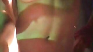 Gola kurba na skrivaj posneta na plaži