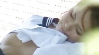 Blondinka potisne dildo v svojo muco