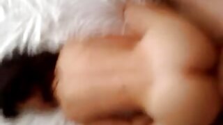 Bledo temnolasi najstnik močno sesa