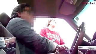 Rjavolaska s kodrastimi lasmi prekleto pred spletno kamero