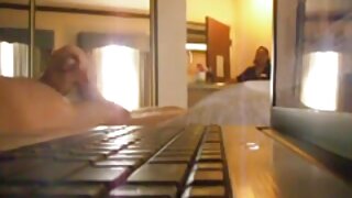 Busty piščanec sedi na dildo