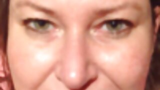 Prsata ženska paradira s svojimi trkami