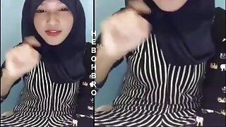 Precej rjavolaska milf žena raje petelin kot obiskovati svojo družino,! sveti kurac!