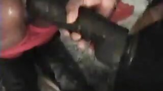 Tako lepa blond milf žena z ogromnimi joški se kavbojka vozi do krempite