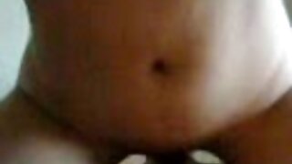 Blondinka z veliko rit odpira noge