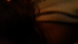 Blondinka v bikiniju prekleta na prostem