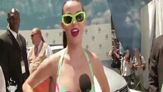 Blondinka liže joke