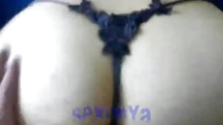 Rjavolaska z napihnjenimi bradavičkami se nasmehne