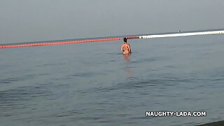 Rdečelaska se igra sama s seboj