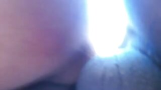 Dve ženski sta s fantom