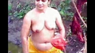 Dekle pozira v visokih petah