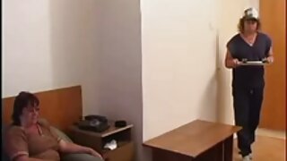 Najstnica se usede na plastičnega tiča