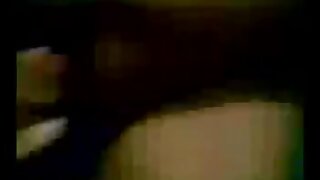 Babica z dolgimi lasmi je močno zabodena od zadaj