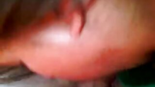 Vroča ženska z velikimi joški masturbira