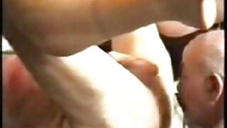 Rjavolaska z zasanjanimi joški razprostrtih in zajebal