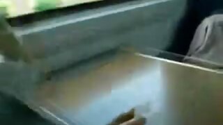 Mlada ženska masturbira