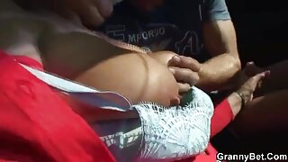 Božanje njegovega debelega tiča je super