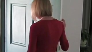 Tako lepa ebenovinasta punca se doma po službi trdo kuža, uživaj