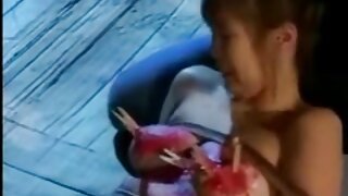 Tako lepa rjavolaska milf žena sesa tiča in jebi z možem, ko starši odidejo