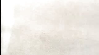 Busty rjavolaska je jacking off