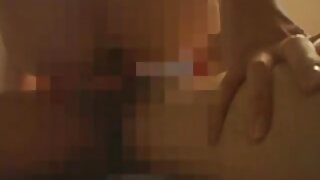 Prasica kar naprej prsta po svoji tesni rit