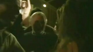 Hottie je gola na kavču