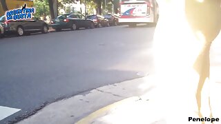 Blondinka z lepimi joški se razgali pred kamero