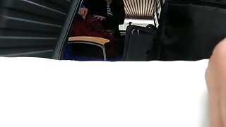 Blondinka se usede na velik dildo