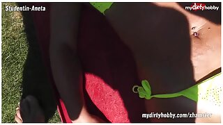 Rjavolaska kurba izkoščena s tremi tičeli