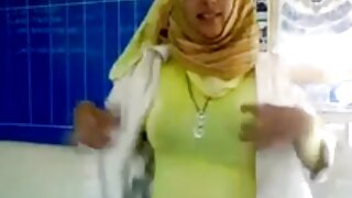 Rjavolaska draži svoj klitoris