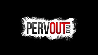 Tako lepo naslikana blondinka je dala dva črna dilda v svoje ljubke luknje, prekleto!