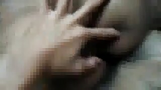 Cutie pleše gola na prostem