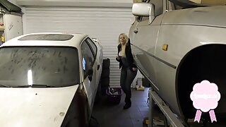 Rdečelaska pozira za njeno občinstvo