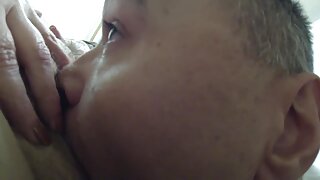 Petite blondinka sesa svojega tetoviranega ljubimca