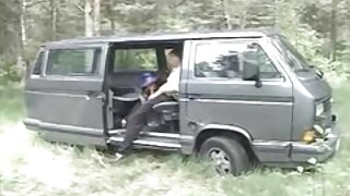 Simpatična punca se igra pod tušem