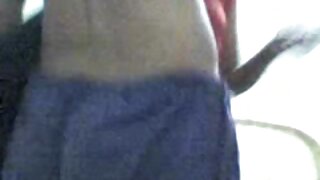 Debela piščanec strese svoje velikanske joške