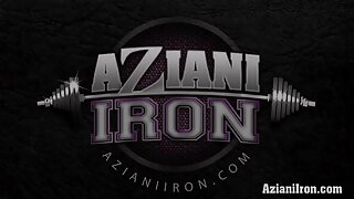 Očarljiva rjavolaska kurac sesalec v akciji