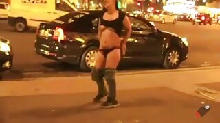 Študentska ljubica uporablja svoje plastične igrače za vrtanje lukenj